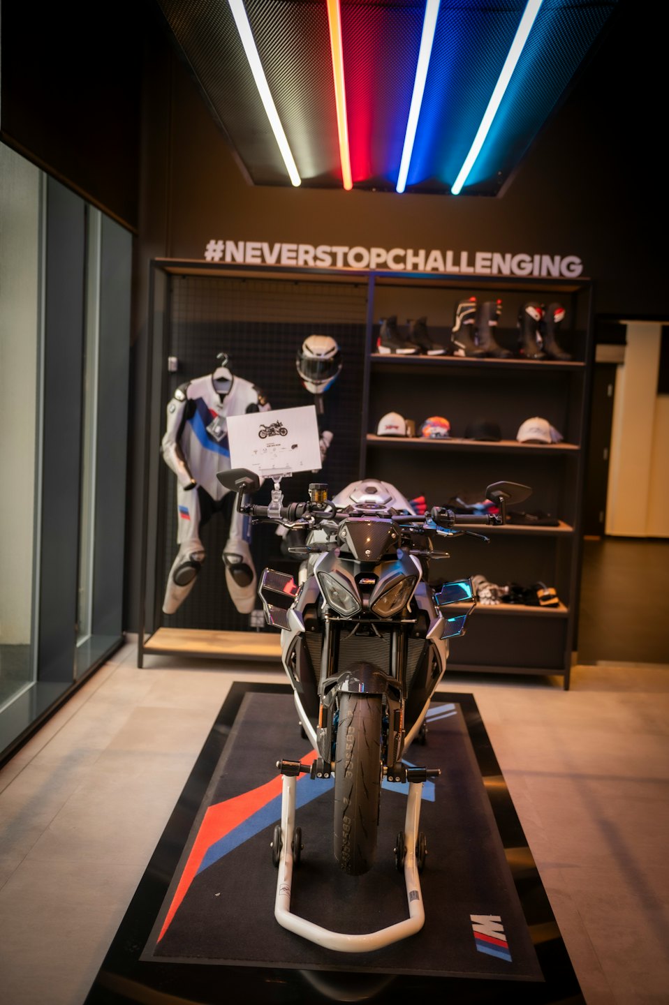 Nowoczesny motocykl sportowy na stojaku w salonie.